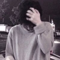 头像男生站在海边抱头(9)