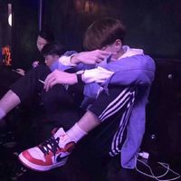 个性网红色衣服头像男生(9)
