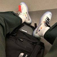 以蓝色为背景图人的男生qq头像是(20)