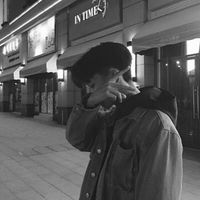 男生坐月亮头像(9)