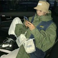 在餐厅的男生头像(14)