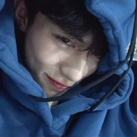 阳光男生头像看得到腿(5)