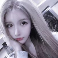 女生黑白抱着猫头像(3)