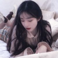 举着纸板的女生头像(6)