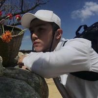 男生白色衬衫半身头像(16)