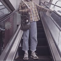 穿红色低头拿相机的男生头像(4)