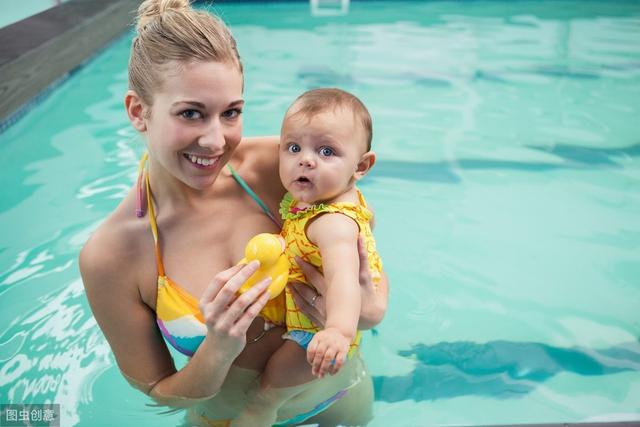 老外如何教小孩学游泳（外国宝宝这样学游泳）(1)