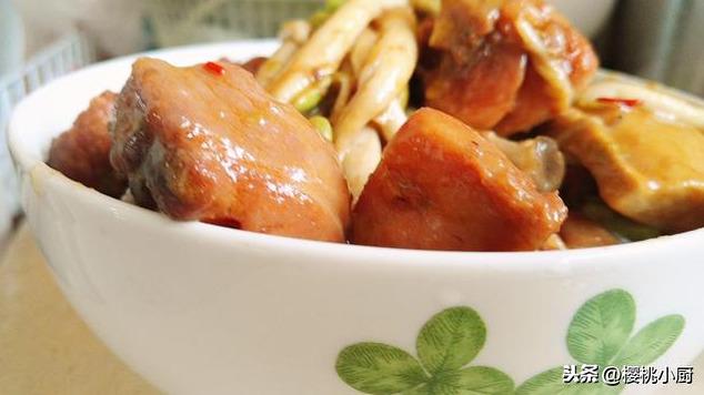 鲜茶树菇炒鸡怎么做：换个方法炒鸡 1把茶树菇 家常美味又瘦身