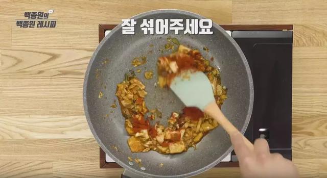 白钟元烤肉饭的做法（超好吃的姜食堂2泡菜饭详细制作方法学起来）(7)