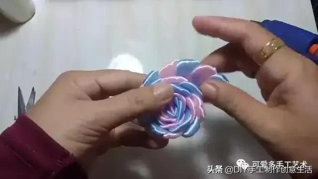 简单的丝带玫瑰花制作教程（漂亮的双色丝带玫瑰花的做法）(21)