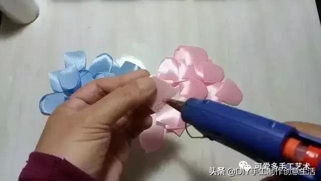 简单的丝带玫瑰花制作教程（漂亮的双色丝带玫瑰花的做法）(6)