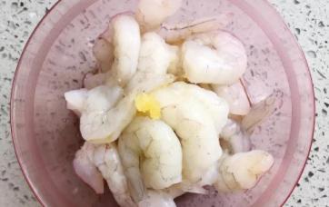 简单又美味的芦笋炒虾仁就做好了（虾仁的做法有很多种）(2)