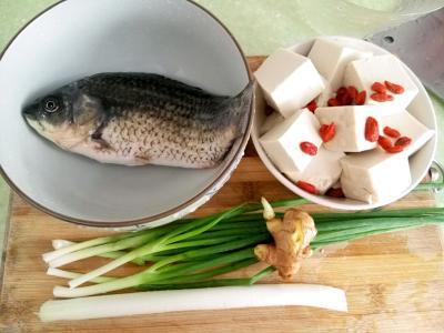 鲫鱼豆腐汤可以促进下奶（鲫鱼豆腐汤的做法）(2)