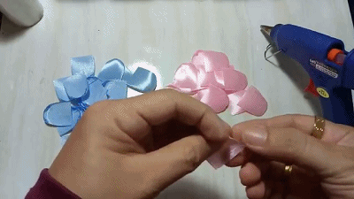 简单的丝带玫瑰花制作教程（漂亮的双色丝带玫瑰花的做法）(7)